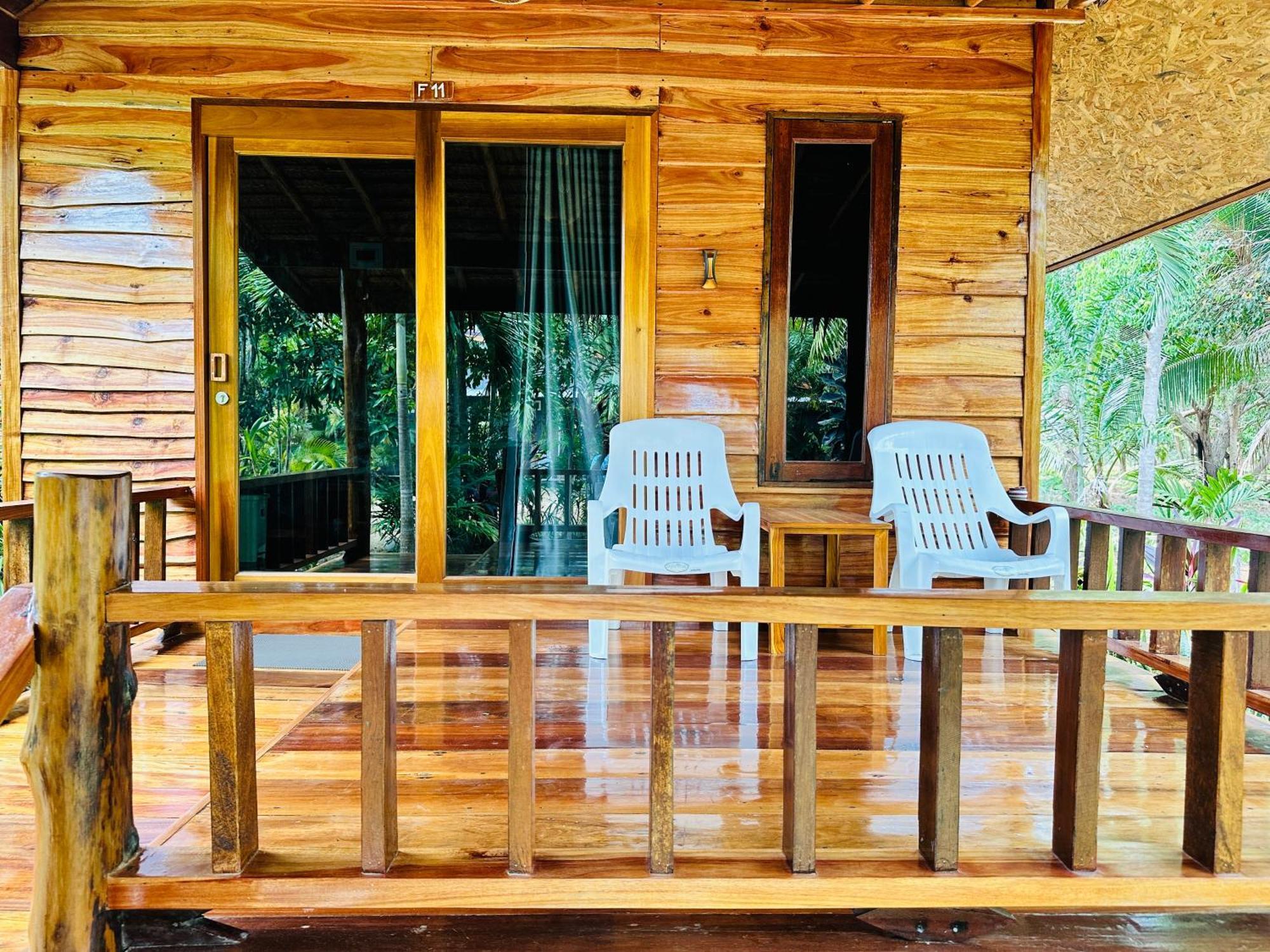 Koh Jum Bungalow & Hostel Exterior foto